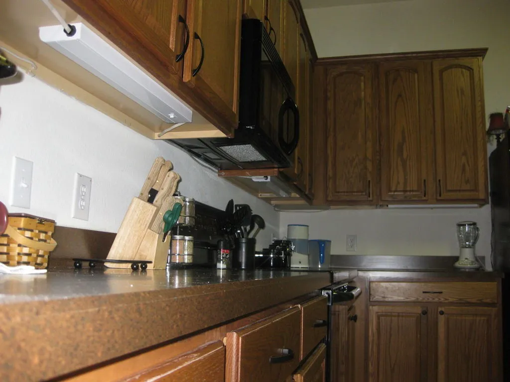 fluorescent under cabinet lighting