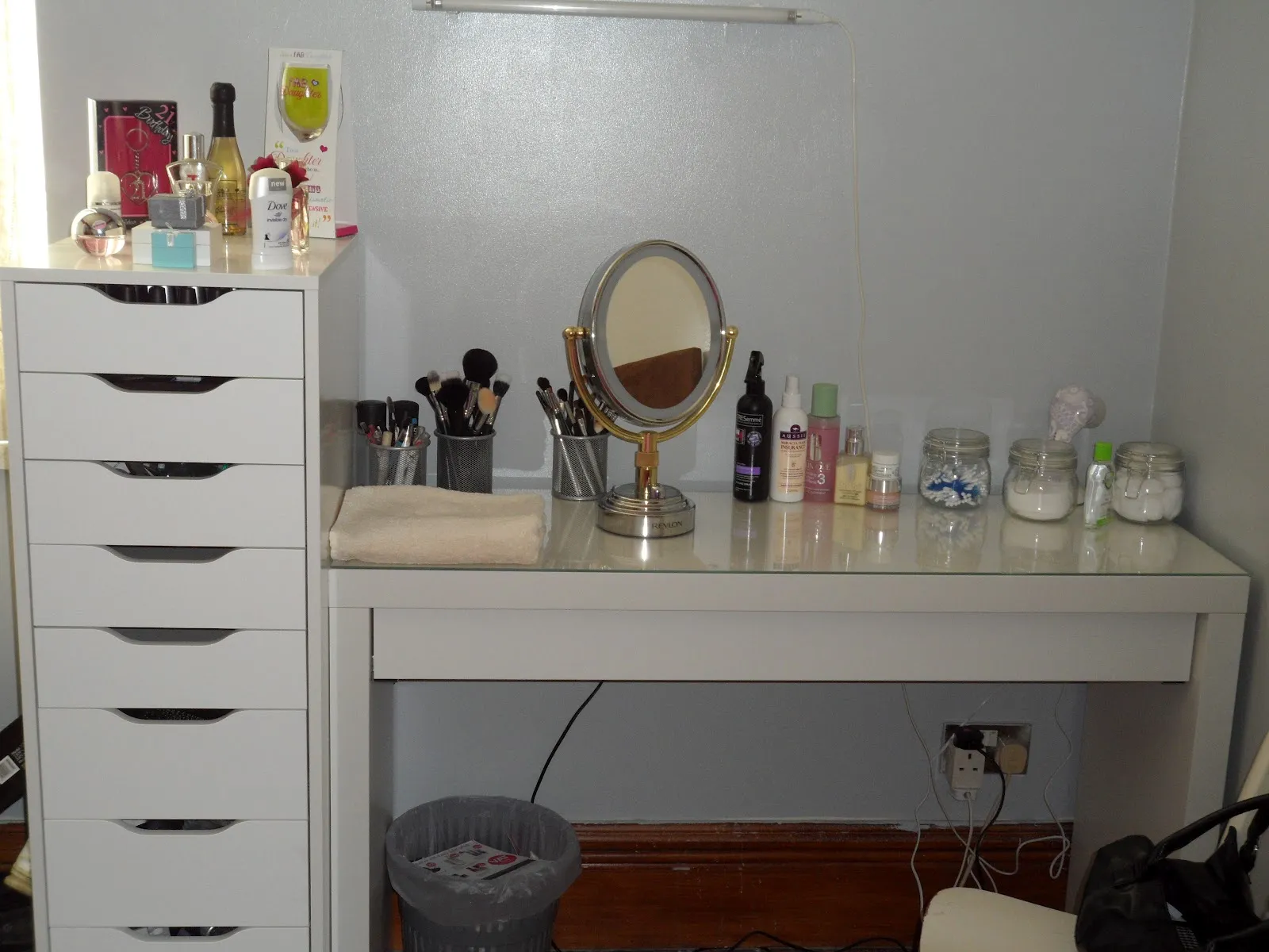 makeup vanity table with drawers