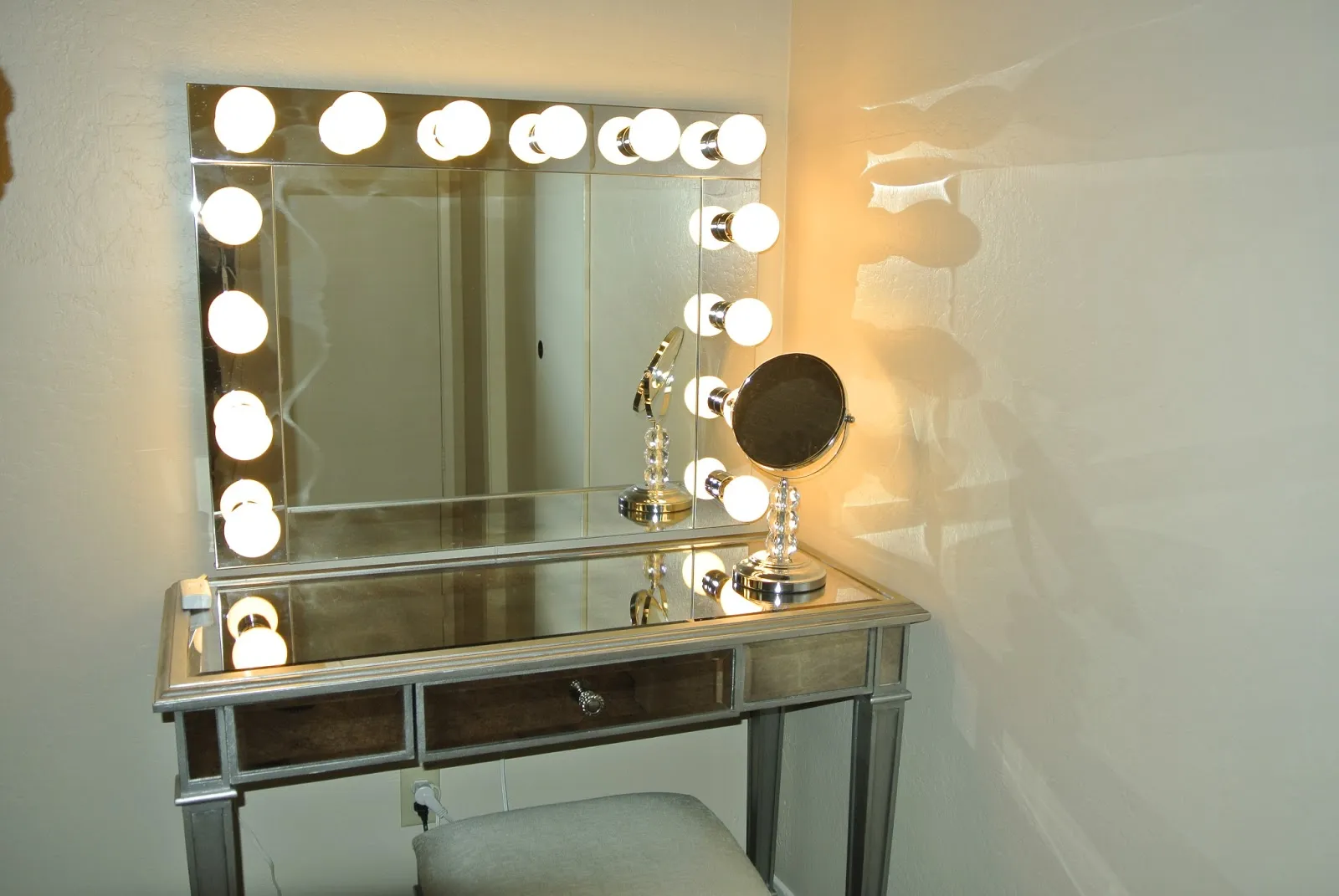 makeup vanity table with lighted mirror