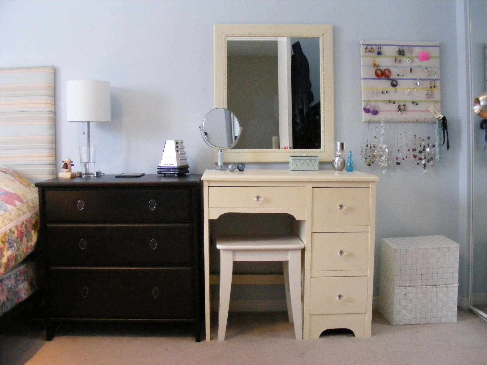 mirror makeup vanity table